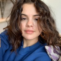 Dalam salah satu foto, tampak ada jerawat kemerahan di bawah hidungnya. Foto: Instagram/@selenagomez