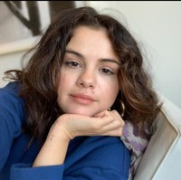 Penyanyi sekaligus aktris ini bahkan percaya diri memperlihatkan wajahnya yang berjerawat. Foto: Instagram/@selenagomez