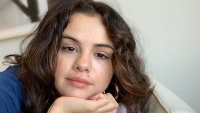 7 Potret Wajah Selena Gomez Tanpa Makeup, PD Pamer Jerawat