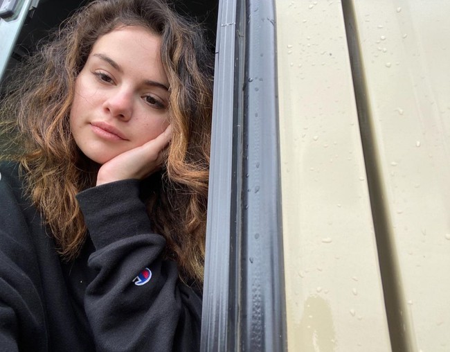 Tak hanya wajah polos, dia juga menampilkan rambut aslinya yang keriting. Foto: Instagram/@selenagomez