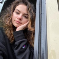 Tak hanya wajah polos, dia juga menampilkan rambut aslinya yang keriting. Foto: Instagram/@selenagomez