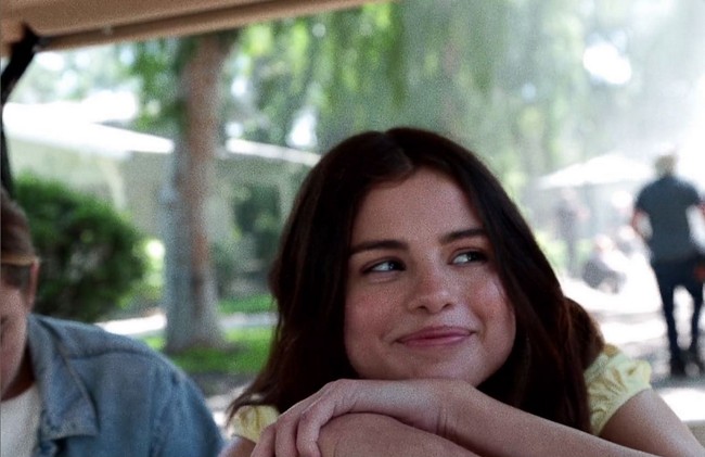 Wajah segar dan cantik Selena Gomez tetap terpancar meskipun tanpa makeup. Dia pun menuai banyak pujian. Foto: Instagram/@selenagomez