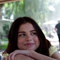 Wajah segar dan cantik Selena Gomez tetap terpancar meskipun tanpa makeup. Dia pun menuai banyak pujian. Foto: Instagram/@selenagomez