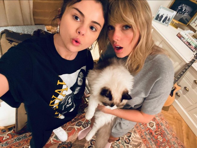 “Terlihat secantik ini tanpa makeup sedikitpun. Cuma Selena yang bisa melakukannya,” puji salah satu netizen. Foto: Instagram/@selenagomez