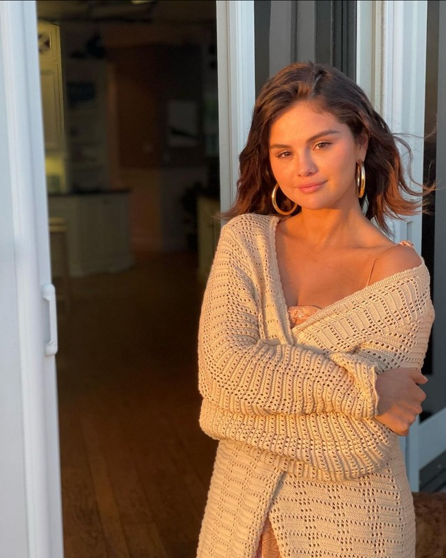 Kulit Selena Gomez memang tipe yang mudah berjerawat. Maka dari itu wanita 30 tahun ini sangat memerhatikan perawatan kulit. Dia selalu memastikan wajahnya bersih sebelum pergi tidur, rajin pakai pelembap dan tabir surya serta banyak minum air putih. Foto: Instagram/@selenagomez