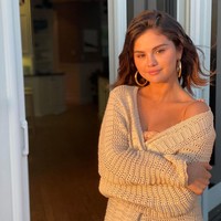 Kulit Selena Gomez memang tipe yang mudah berjerawat. Maka dari itu wanita 30 tahun ini sangat memerhatikan perawatan kulit. Dia selalu memastikan wajahnya bersih sebelum pergi tidur, rajin pakai pelembap dan tabir surya serta banyak minum air putih. Foto: Instagram/@selenagomez