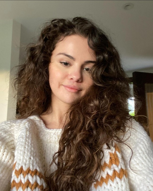 Selena Gomez kerap kali memamerkan wajahnya yang tanpa makeup di Instagram.  Foto: Instagram/@selenagomez