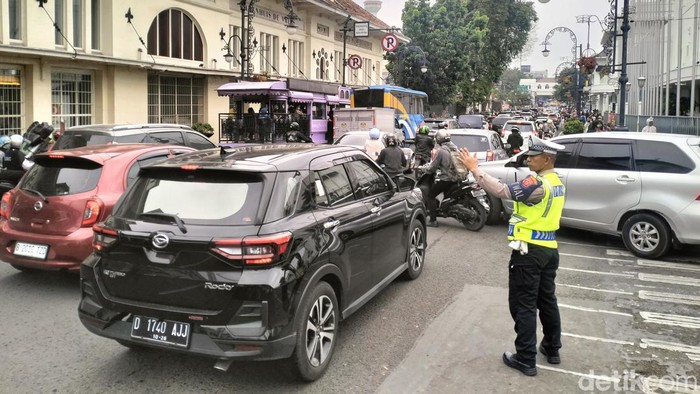 Situasi arus lalu lintas di Jalan Asia Afrika Kota Bandung, Sabtu (25/2/2023) sore.