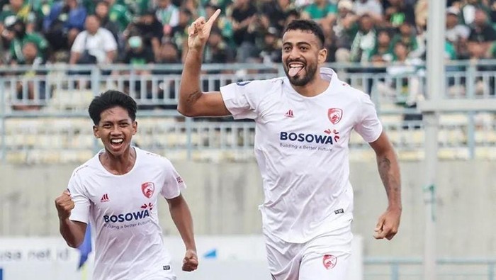 Striker PSM Makassar Everton Nascimento merayakan gol yang dicetak ke gawang Persebaya Surabaya dalam laga lanjutan Liga 1 2022/2023.