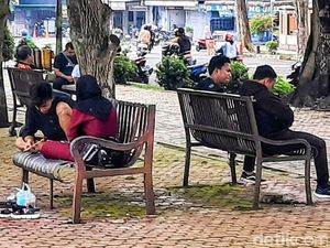 Pria Pamer Kelamin di Alun-alun Situbondo Diburu