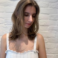 Foto tersebut pun jadi viral dan menjadi perbincangan netizen. Tapi daripada menyalahkan petugas imigrasi, tak sedikit yang malah merasa salut karena orang tersebut berarti benar-benar bekerja. Foto: Instagram Tatiana Lin