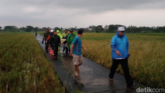 Korban tersambar petir dievakuasi.