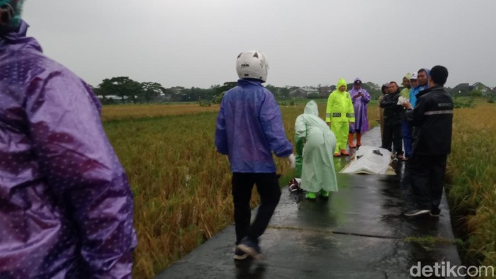 Tim evakuasi mendatangi korban Tersambar Petir di Delanggu, Klaten.