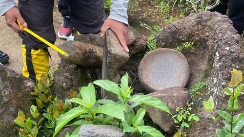 Tim arkeologi dari Dinas Pariwisata dan Kebudayaan Jembrana dan Provinsi Bali saat mendata keberadaan batu mirip sarkofagus di Kecamatan Melaya, Kabupaten Jembrana, Jumat (24/2/2023).