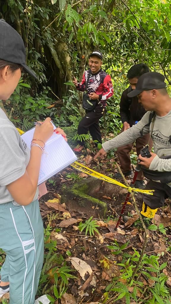 Tim arkeologi dari Dinas Pariwisata dan Kebudayaan Jembrana dan Provinsi Bali saat mendata keberadaan batu mirip sarkofagus di Kecamatan Melaya, Kabupaten Jembrana, Jumat (24/2/2023).