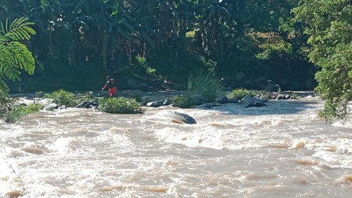 Tim SAR gabungan mencari Markus Hence Dembo Nggoti (33) dan anaknya, Agusto Raja Lio (9), yang terseret banjir saat memancing di Kali Kilometer 6, Kelurahan Rewarangga, Kabupaten Ende, Nusa Tenggara Timur (NTT), Sabtu (25/2/2023).
