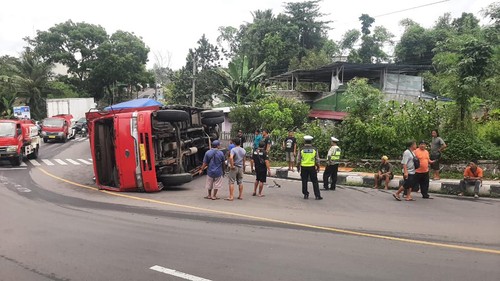 Truk Fuso terguling di jalan layang Lombok Timur-Mataram di Desa Pemepek, Pringgarata, Lombok Tengah, pada Sabtu (25/2/2023).