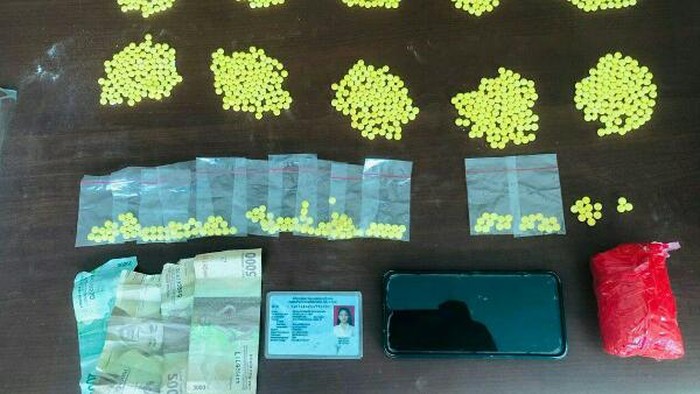 Wanita di Manado, Sulawesi Utara mengedarkan 1.133 obat ilegal.