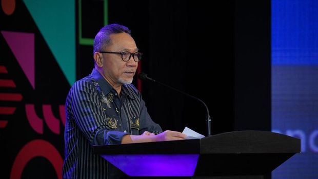 Menteri Perdagangan Zulkifli Hasan (Zulhas) meresmikan gelaran kolaborasi UMKM Legendaris Indonesia bertajuk Legendary Brand Festival 2023 di City Hall, Pondok Indah Mall (PIM) 3, Jakarta Selatan, Sabtu (25/2/2023).