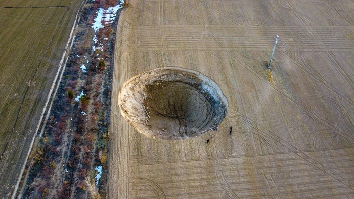 KONYA, TURKIYE - FEBRUARY 24: An aerial view of a sinkhole in a crop field in Karapinar district of Konya province, Turkiye on February 24, 2022. Sinkhole measured approximately 37-metres in diameter and 12-metres in depth. (Photo by Fatih Arslan/Anadolu Agency via Getty Images)