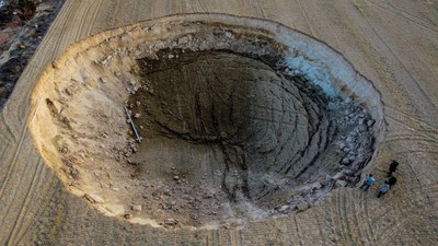Sinkhole Raksasa Muncul Usai Gempa Turki