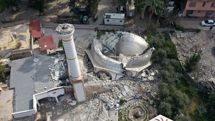 HATAY, TURKIYE - FEBRUARY 25: An aerial view shows the demolished 64-year-old Nuri Uysen Mosque after two powerful earthquakes jolted Turkiye's southern province Hatay on February 25, 2023. Citizens demanded that a tent mosque be built in the region temporarily ahead of the holy month of Ramadan. On Feb. 06, a strong 7.7 earthquake, centered in the Pazarcik district, jolted Kahramanmaras and strongly shook several provinces, including Gaziantep, Sanliurfa, Diyarbakir, Adana, Adiyaman, Malatya, Osmaniye, Hatay, Kilis, and Elazig. Later, at 1.24 p.m. (1024GMT), a 7.6 magnitude quake centered in Kahramanmaras' Elbistan district struck the region. (Photo by Mahmut Serdar Alakus/Anadolu Agency via Getty Images)
