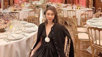 Datang ke berbagai acara brand pakaian ternama, Abby Choi tampil anggun menikmati makan malam. Berada di restoran bergaya Eropa klasik, dirinya tampil menawan. Foto: Instagram/xxabbyc