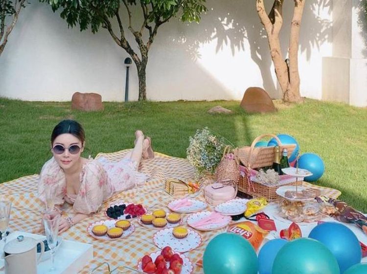 Kenangan Mendiang Abby Choi Saat Makan Mewah dan Piknik di Eropa