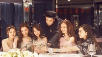 Ketika mendekati hari ibu, Abby Choi juga merayakannya bersama para sahabat. Menikmati wine sambil bersulang membuat suasananya menjadi hangat. Foto: Instagram/xxabbyc