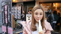 Saat jalan-jalan ke Jepang, toko es krim menjadi tujuan utama dirinya. Es krim yang lembut itu dikatakan oleh Abby sebagai es terenak di dunia. Foto: Instagram/xxabbyc