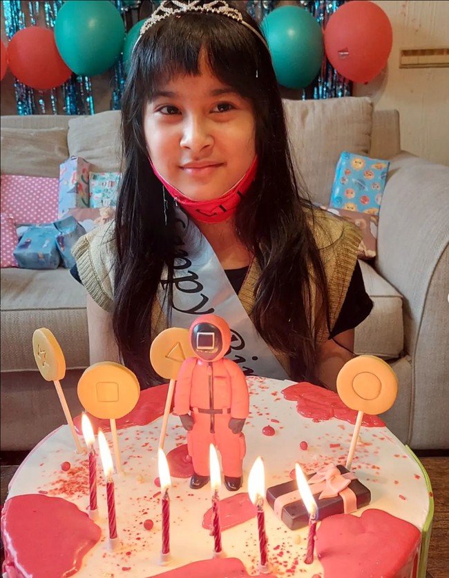 Begini potret Amara saat merayakan ulang tahunnya 2 tahun yang lalu. Saat itu Amara masih berusia 10 tahun. Namun kecantikannya sudah berhasil membuat para netizen menjadi salah fokus. Foto: Instagram/@dewiranokarno