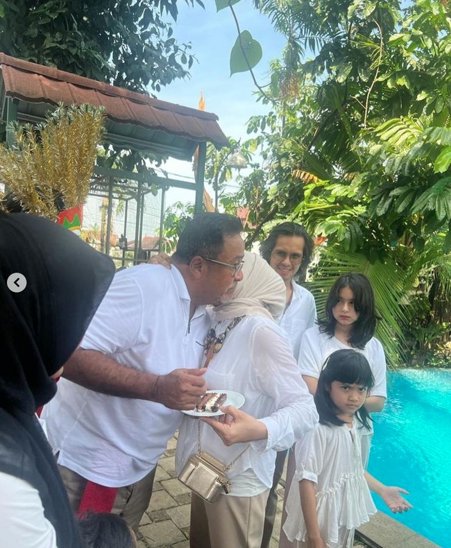 Melalui akun Instagram pribadinya Rano Karno memang terlihat senang membagikan kebersamaannya bersama keluarga. Salah satu yang cukup mencuri atensi ialah penampilan cucunya, Amara Shaqila yang kini sudah semakin besar. Foto: Instagram/@si.rano
