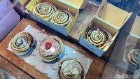Tak kalah menarik, ada tenant yang menjual cinnamon roll lembut yaitu Sinamon. Rasanya ada original hingga berry. Satu box isi 4 dihargai Rp 130 ribu. Foto: Detikcom / Atiqa Rana