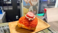 Mereka juga punya menu choux spesial  Valentine yaitu cream cheese apple choux. Perpaduan antara rasa vanilla dengan cream cheese yang enak. Foto: Detikcom / Atiqa Rana