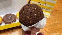 Detikfood mencoba dua choux mereka yaitu rasa vanilla dan oreo. Choux Oreo punya isian warna cokelat lumer.  Untuk harganya dibanderol Rp 25 ribuan. Foto: Detikcom / Atiqa Rana