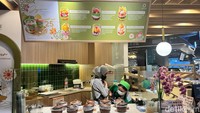 Ada juga tenant yang menjual jajanan kue pasar tradisional. Salah satu menu andalan mereka yaitu olahan cenil dan bubur tradisional ini yang dihargai mulai dari Rp 25 ribu.  Foto: Detikcom / Atiqa Rana