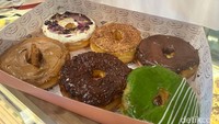 Jika datang ke pop up store dessert ini, jangan melewatkan Doughzen. Donat kampung kekinian ditawarkan dalam beragam pilihan rasa dengan tekstur lembut. Harga satuannya Rp 12.500 ribu. Foto: Detikcom / Atiqa Rana