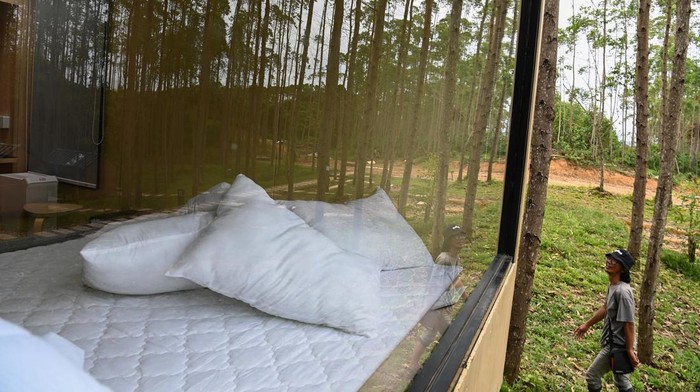 AREA GLAMPING DI KIPP IKN NUSANTARA Pengunjung melihat lokasi glamping di Kawasan Inti Pusat Pemerintahan (KIPP) Ibu Kota Negara (IKN) Nusantara, Penajam Paser Utara, Kalimantan Timur, Sabtu (25/2/2023). Area glamping yang beberapa waktu lalu digunakan untuk menginap oleh Presiden Joko Widodo saat kunjungan kerjanya ke IKN tersebut terdiri dari 17 kamar berbentuk kabin yang dibangun di tengah hutan dengan konsep ekowisata. ANTARA FOTO/Indrianto Eko Suwarso/aww.