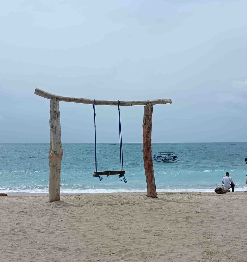 Ayunan di Pantai Jerman, Minggu (26/2/2023). (Triwidiyanti/detikBali)