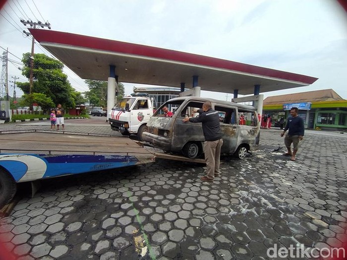 Bangkai mobil suzuki carry yang terbakar di SPBU Canguk, Kota Magelang, Minggu (26/2/2023) pagi.