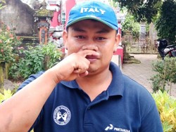 Adnyana (30) salah satu warga tuli atau Kolok, di Desa Bengkala, Buleleng, Bali, Jumat (17/2/2023). Dia tengah menunjukkan bahasa isyarat Kolok dengan menaruh jari telunjuknya di atas bibir membentuk kumis. Arti bahasa isyarat itu adalah ayah. Foto: Istimewa