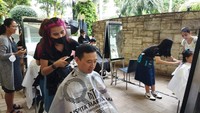 Potong rambut massal ini terbuka untuk umum, dari anak-anak hingga orang dewasa. Peserta boleh memilih, ingin dipotong sedikit atau dipangkas habis sampai gundul. (Foto: Celine Kurnia/detikHealth)
