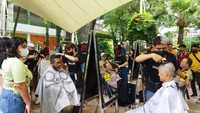 Yayasan Kasih Anak Kanker Indonesia (YKAKI) menyelenggarakan gerakan #BeraniGundul di Tribeca Park, Minggu (26/2). Gerakan ini dilakukan dengan potong rambut massal. (Foto: Celine Kurnia/detikHealth)
