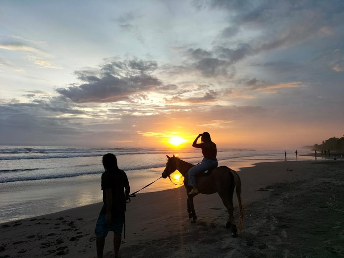 Wisatawan saat mencoba wisata naik kuda di pantai Rambut Siwi, Kecamatan Mendoyo, Kabupaten Jembrana, Minggu (26/2/2023).