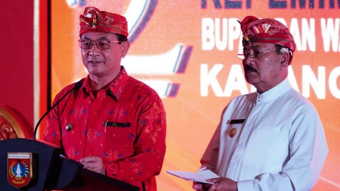 Bupati Karangasem I Gede Dana bersama Wakil Bupati Karangasem I Wayan Artha Dipa saat menyampaikan capaian pembangunan selama dua tahun memimpin Karangasem di Gedung MPP, Karangasem Minggu (26/2/2023) (foto: I Wayan Selamat Juniasa)