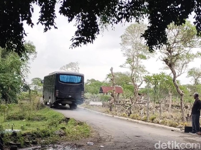 Bus Pemprov Jatim tersesat di jalan sempit makam gegara ikuti google maps
