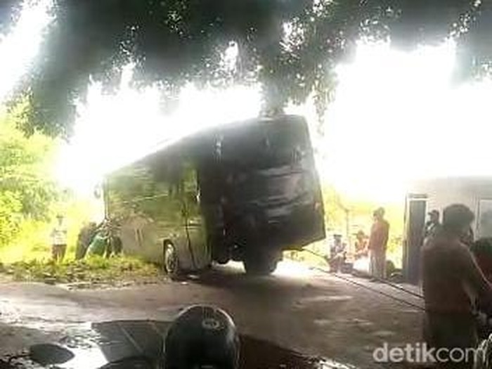 Bus Pemprov Jatim tersesat di jalan sempit makam gegara ikuti google maps