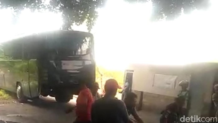 Bus Pemprov Jatim tersesat di jalan sempit makam gegara ikuti google maps