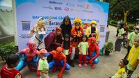 Mereka mengenakan cosplay Naruto, Kakashi, Scarlett Witch, sampai Spider-Man. 