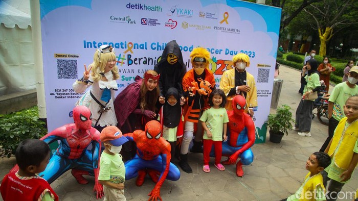 Gerakan #BeraniGundul yang digelar oelh YKAKI untuk para pejuang kanker semakin meriah dengan hiburan dari para cosplayer seperti Spiderman. Penasaran?